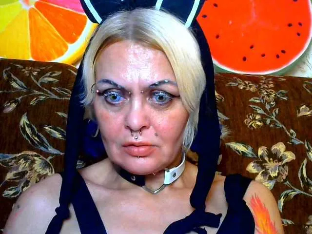 Live sex webcam photo for GardenerofIllusions #293386250