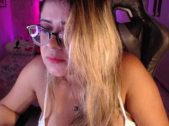 Live sex webcam photo for Geovanabecker #274048880