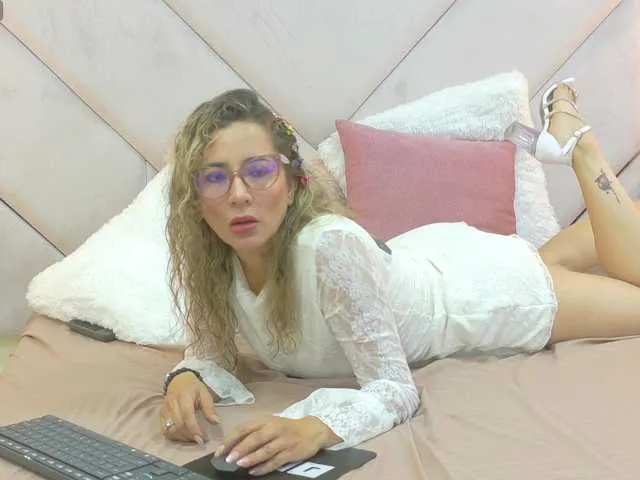 Live sex webcam photo for Gia-Carangi #292206592