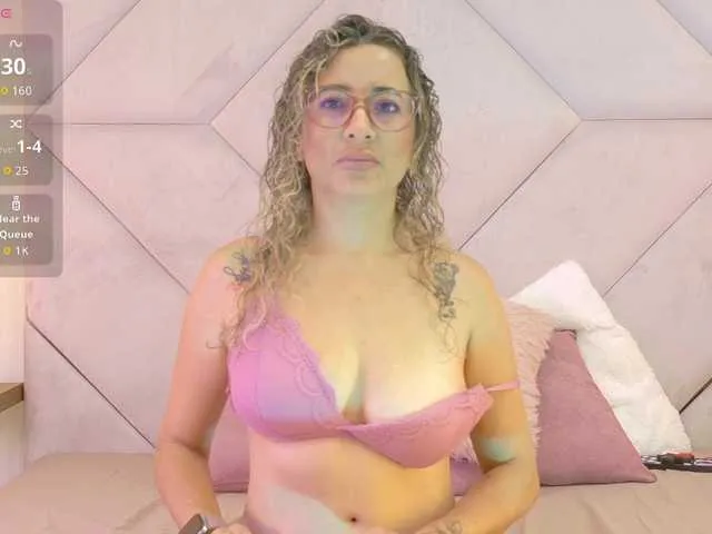 Live sex webcam photo for Gia-Carangi #292275597