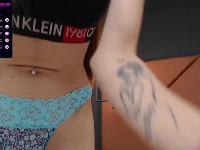 Live sex webcam photo for GiaGoldie #271724216
