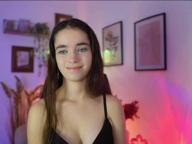 Live sex webcam photo for GiaPaige18 #292183128