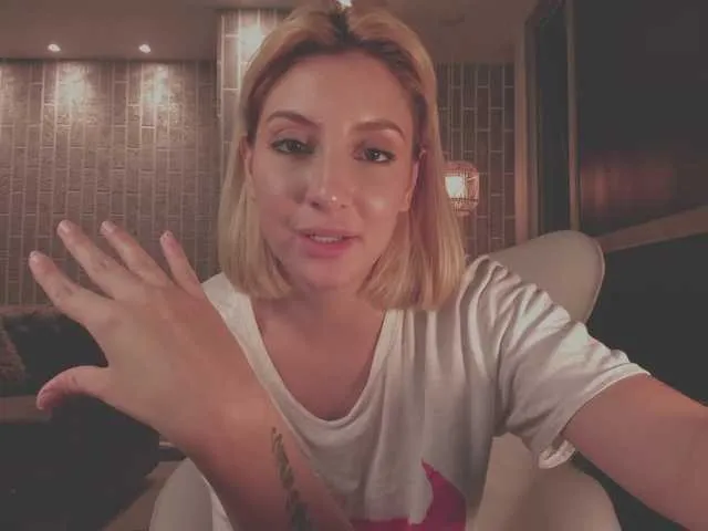 Live sex webcam photo for GigiElliot #272729032