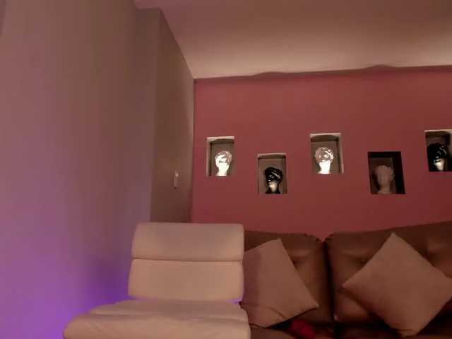 Live sex webcam photo for GigiElliot #272954989