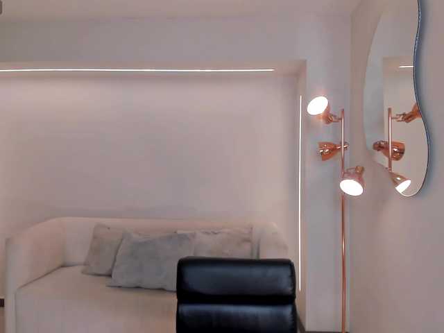 Live sex webcam photo for GigiLee #290047633