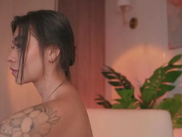 Live sex webcam photo for GigiLee #290975891