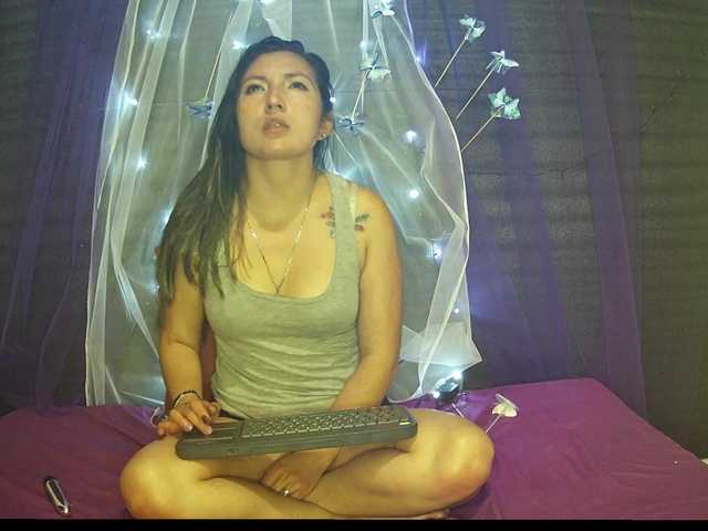 Live sex webcam photo for Giin-IMP #277739978