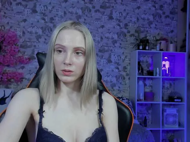 Live sex webcam photo for GinaGinaLove #293301931