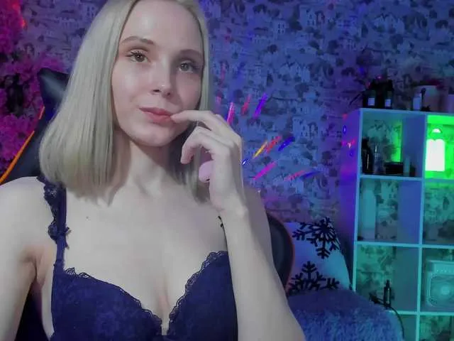 Live sex webcam photo for GinaGinaLove #293316365