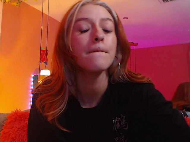 Live sex webcam photo for GingerFoxy #277219118