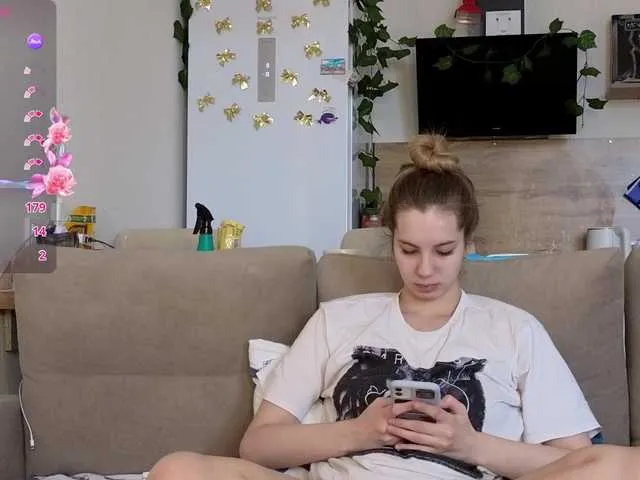 Live sex webcam photo for Girlalonehome #290742571