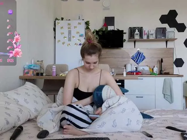 Live sex webcam photo for Girlalonehome #290778244