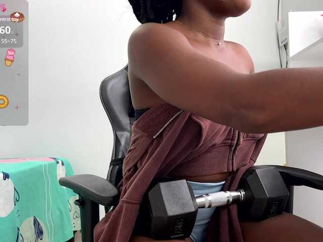 Live sex webcam photo for Girlstrong #290236988