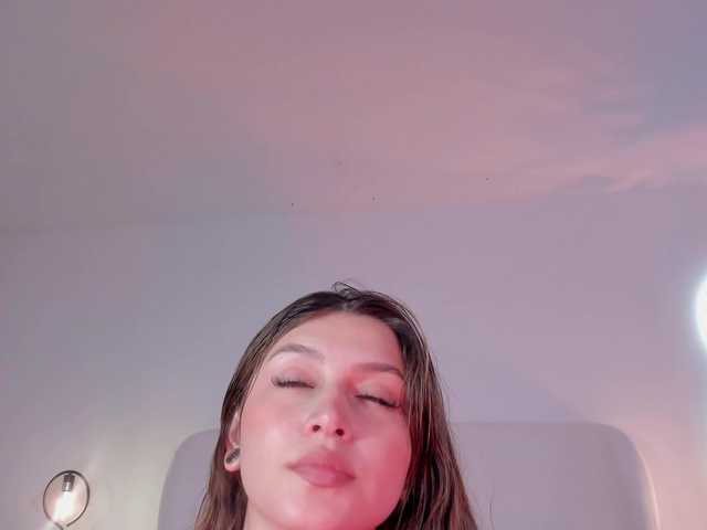 Live sex webcam photo for Gisellee-Roy #291146417