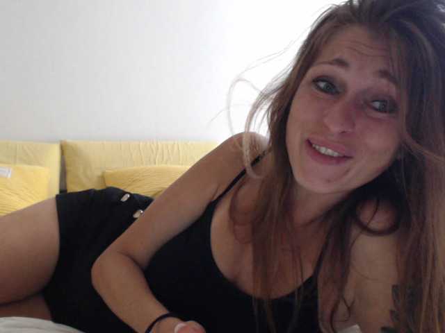 Live sex webcam photo for Giulia23 #275922144