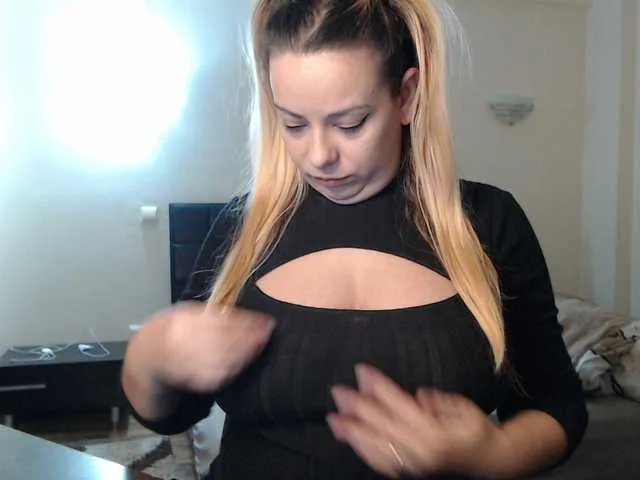 Live sex webcam photo for GiuliaHotXXX1 #291988700