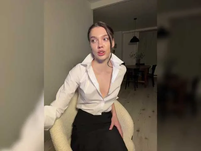 Live sex webcam photo for GlamModelHoney #291909872