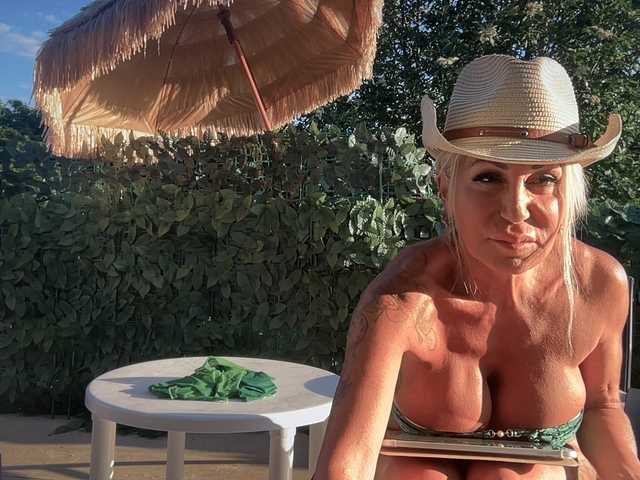 Live sex webcam photo for GoddessAnnaxxx #291065497