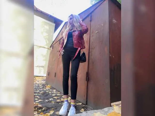 Live sex webcam photo for GoldPussy69 #276376728