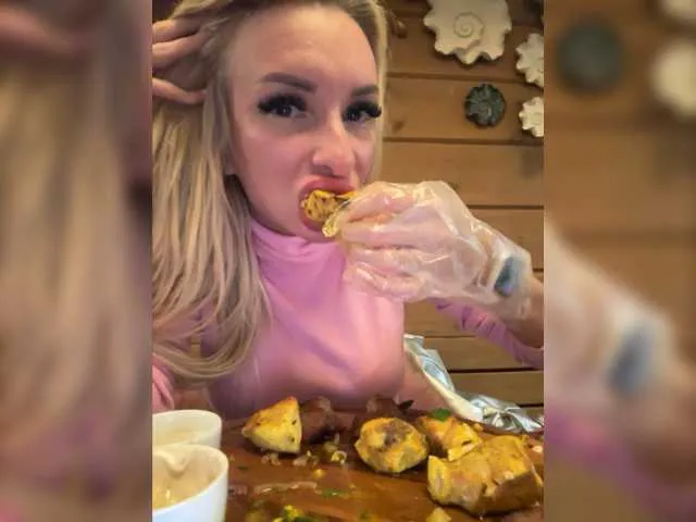 Live sex webcam photo for GoldPussy69 #276532506