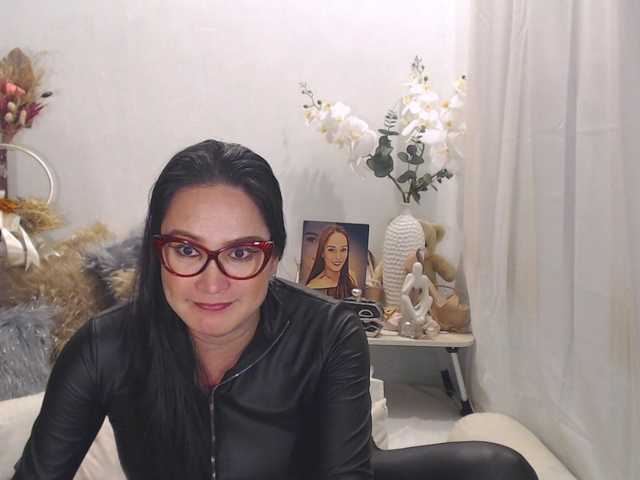 Live sex webcam photo for GorgeousHearty #290793454