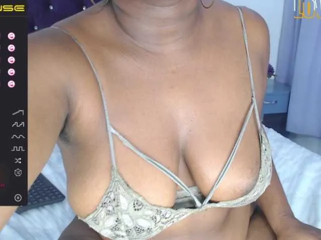 Live sex webcam photo for GraceMacey #275490961