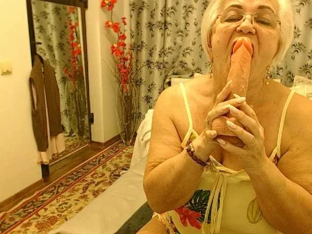 Live sex webcam photo for GrannyCarla #276702623