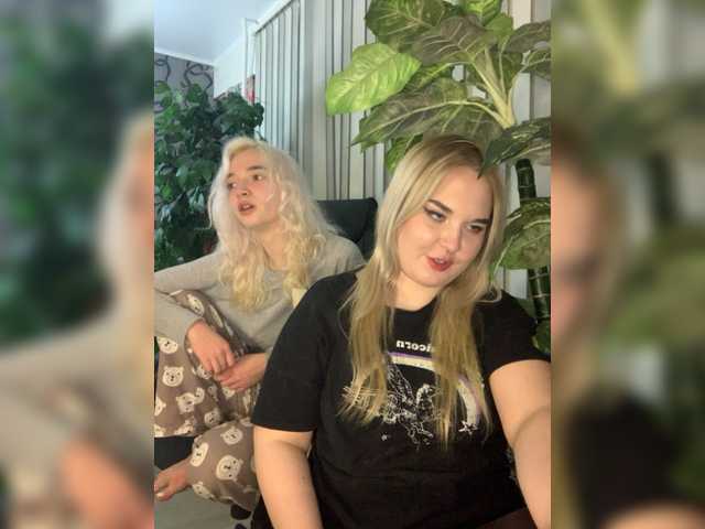 Live sex webcam photo for Greeenfriends6969 #276952067