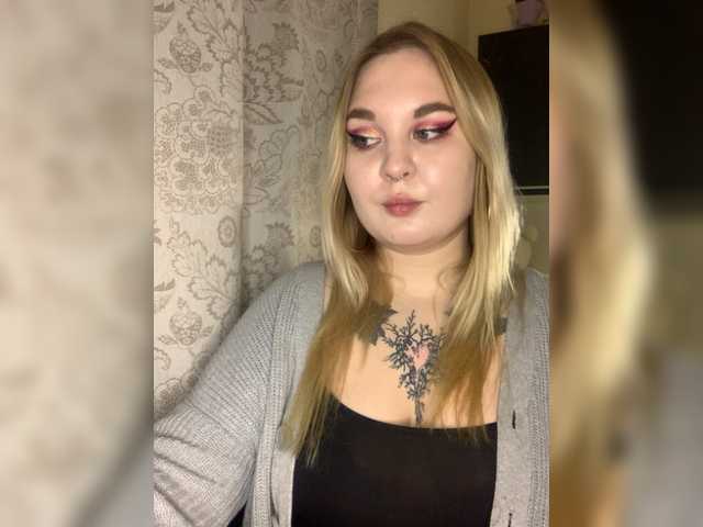 Live sex webcam photo for Greeenfriends6969 #277668383