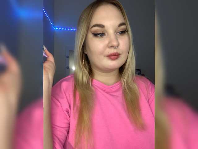 Live sex webcam photo for Greeenfriends6969 #277733450