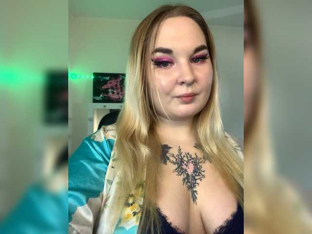 Live sex webcam photo for Greeenfriends6969 #278016625