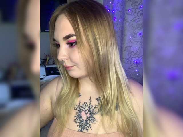 Live sex webcam photo for Greeenfriends6969 #289579295