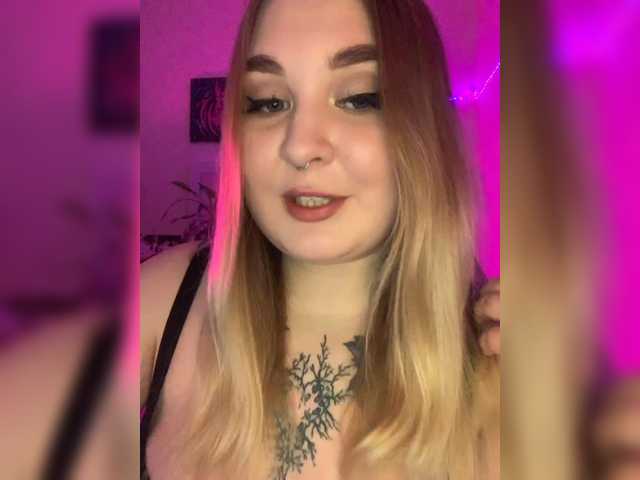 Live sex webcam photo for Greeenfriends6969 #290312701