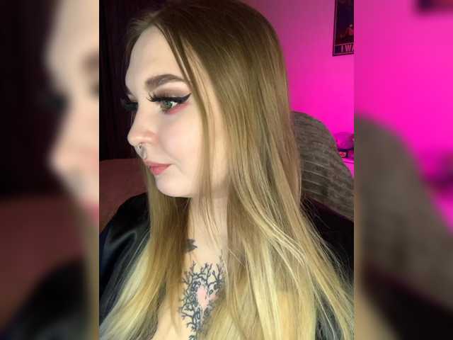 Live sex webcam photo for Greeenfriends6969 #291171131