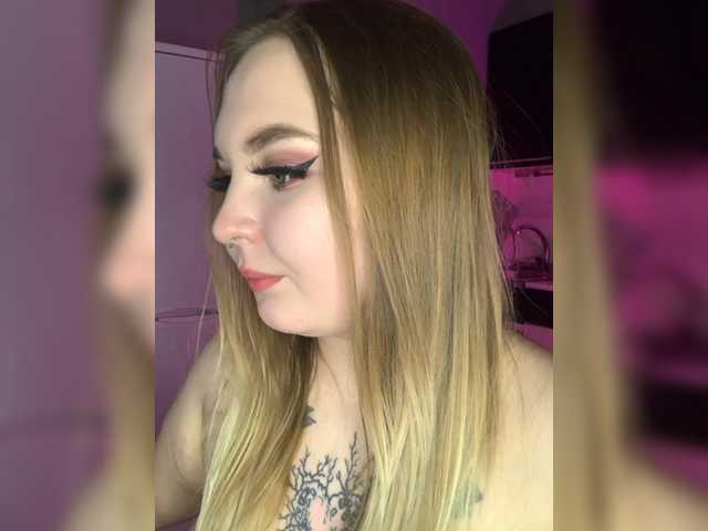 Live sex webcam photo for Greeenfriends6969 #291222279