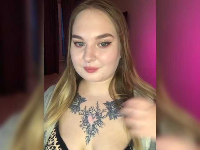 Live sex webcam photo for Greeenfriends6969 #291329193