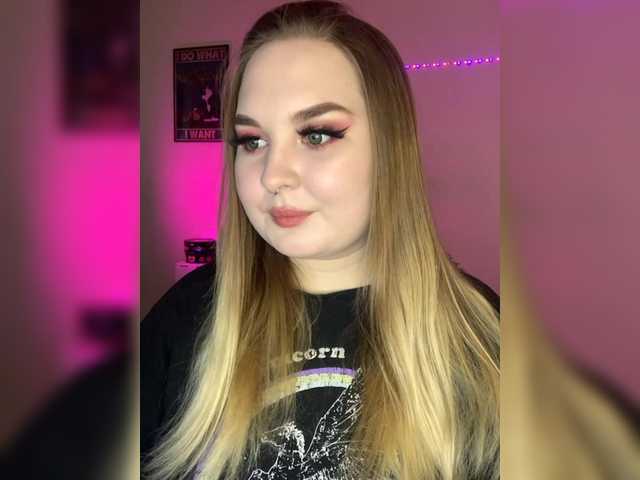 Live sex webcam photo for Greeenfriends6969 #291379550