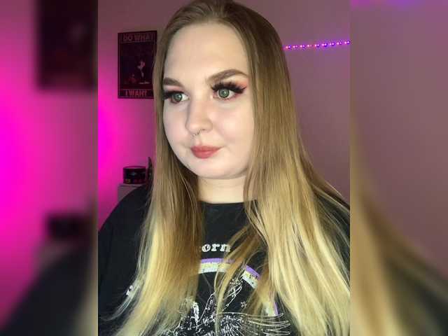 Live sex webcam photo for Greeenfriends6969 #291381555