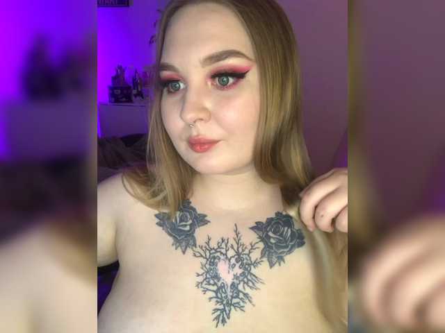 Live sex webcam photo for Greeenfriends6969 #291477528