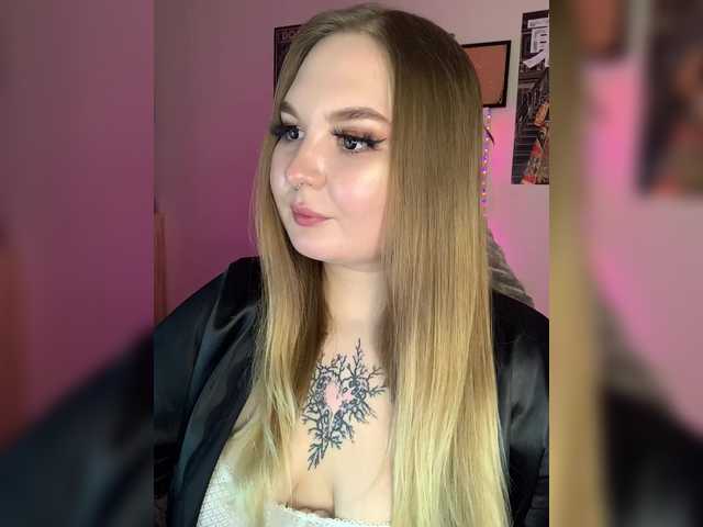 Live sex webcam photo for Greeenfriends6969 #292245066