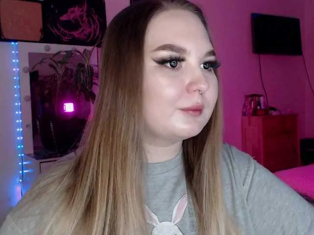 Live sex webcam photo for Greeenfriends6969 #292426779