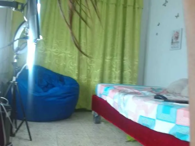 Live sex webcam photo for HADE74 #274057437