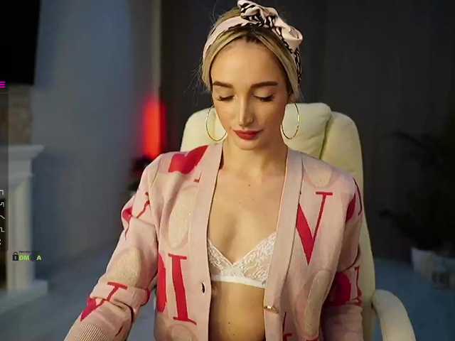 Live sex webcam photo for HOT-MOLLY #272514927