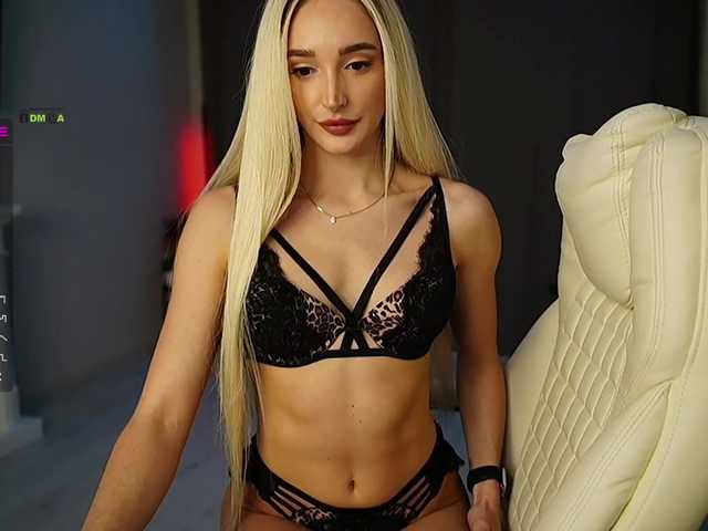 Live sex webcam photo for HOT-MOLLY #272563903