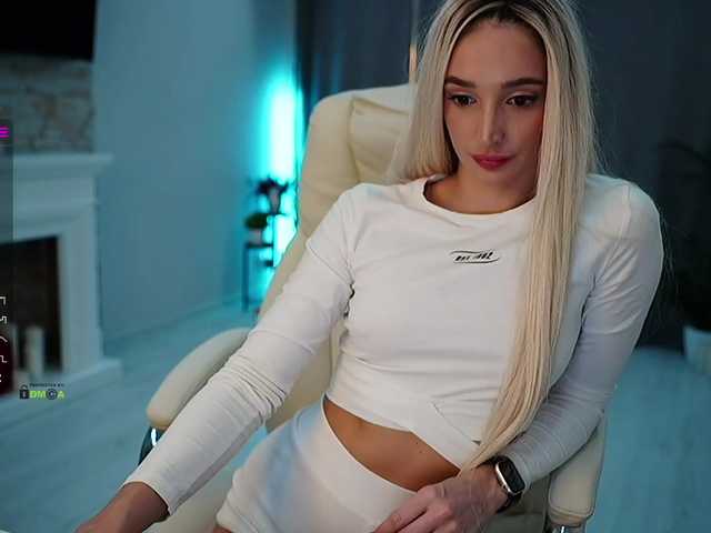 Live sex webcam photo for HOT-MOLLY #272586501