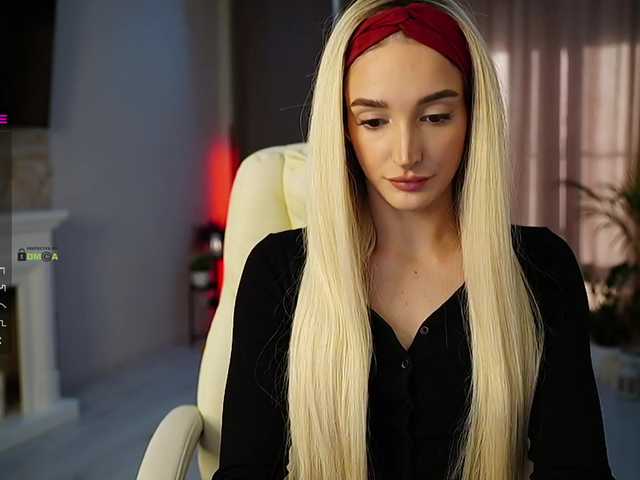 Live sex webcam photo for HOT-MOLLY #272595420