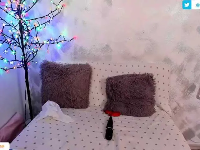 Live sex webcam photo for HOTbrunette69 #273550316