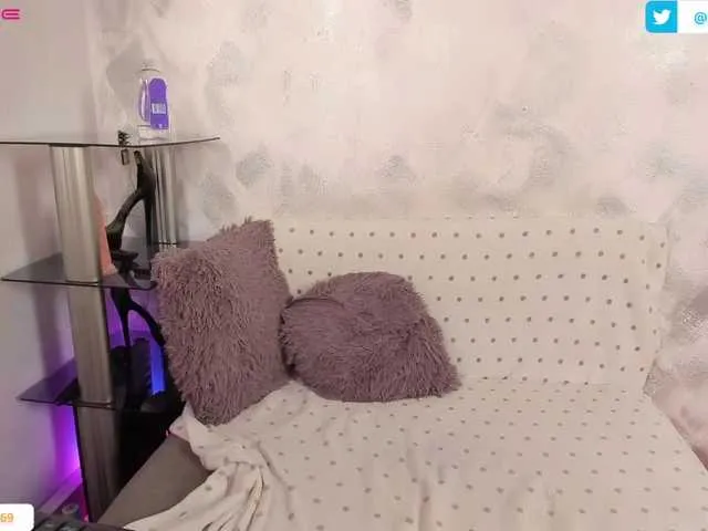 Live sex webcam photo for HOTbrunette69 #273711042