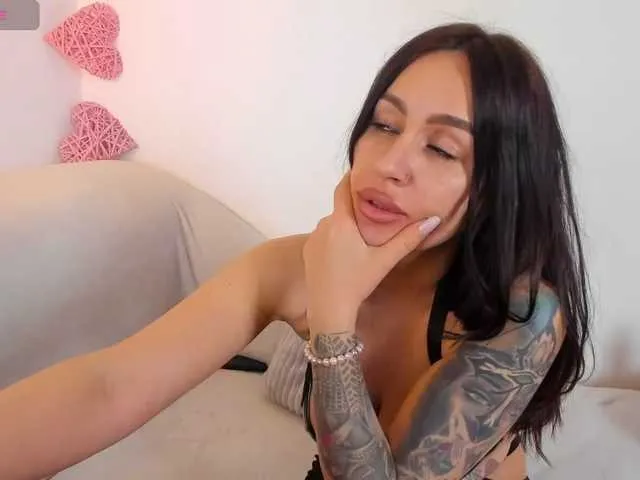 Live sex webcam photo for HOTbrunette69 #277738932