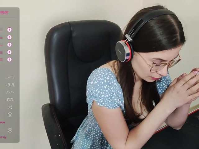 Live sex webcam photo for HailySue #277352258